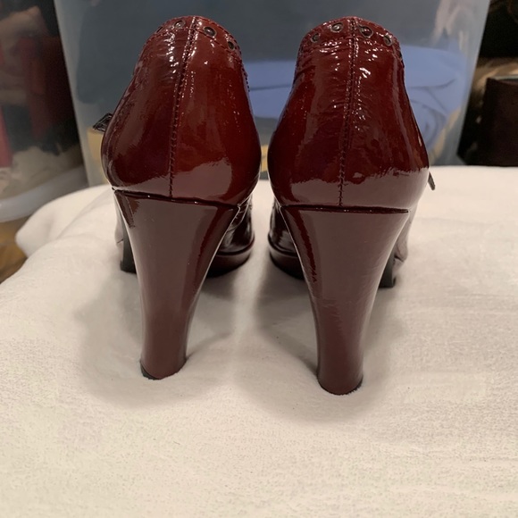 Burgundy patent leather heels. Great details - Picture 8 of 12